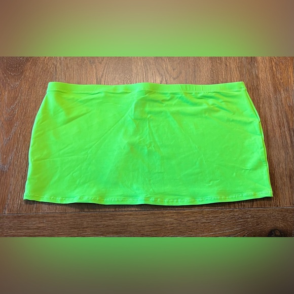 SKIMS Neon Green Long Sleeve Crop Top and Mini Skirt Set - Picture 6 of 9
